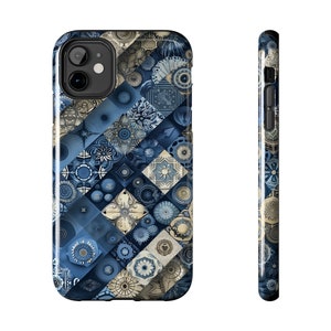 Puede incluir: Una funda para teléfono de color azul y blanco con un diseño geométrico. La funda está hecha para un iPhone y tiene un recorte para la cámara.