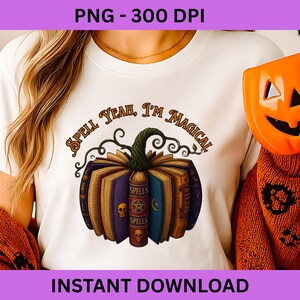 Puede incluir: Camiseta blanca con un diseño de calabaza hecho de libros. El diseño incluye el texto "Spell Yeah, I'm Magical" en letras marrones. Los libros son de varios colores y el diseño tiene un tema de Halloween.