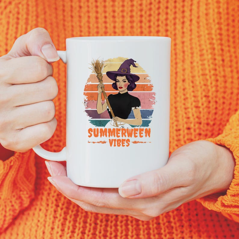 Puede incluir: Taza de cer&aacute;mica blanca con una ilustraci&oacute;n retro de una mujer con sombrero de bruja y una escoba. El dise&ntilde;o incluye un fondo de puesta de sol y el texto "Summerween Vibes" en naranja.