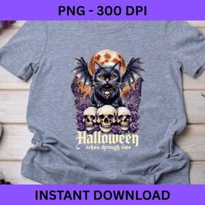 Peut inclure: T-shirt gris avec un motif d'Halloween. Le graphisme comprend un chat noir avec des ailes de chauve-souris, une pleine lune, des crânes et le texte "Halloween echoes through time". Le motif est entouré de roses violettes et d'un château effrayant.