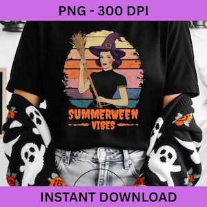 Puede incluir: Camiseta negra con una ilustraci&oacute;n retro de una mujer con un sombrero de bruja sosteniendo una escoba contra un fondo de puesta de sol. El texto "SUMMERWEEN VIBES" se muestra en naranja. Tambi&eacute;n incluye el texto "PNG - 300 DPI" y "INSTANT DOWNLOAD".