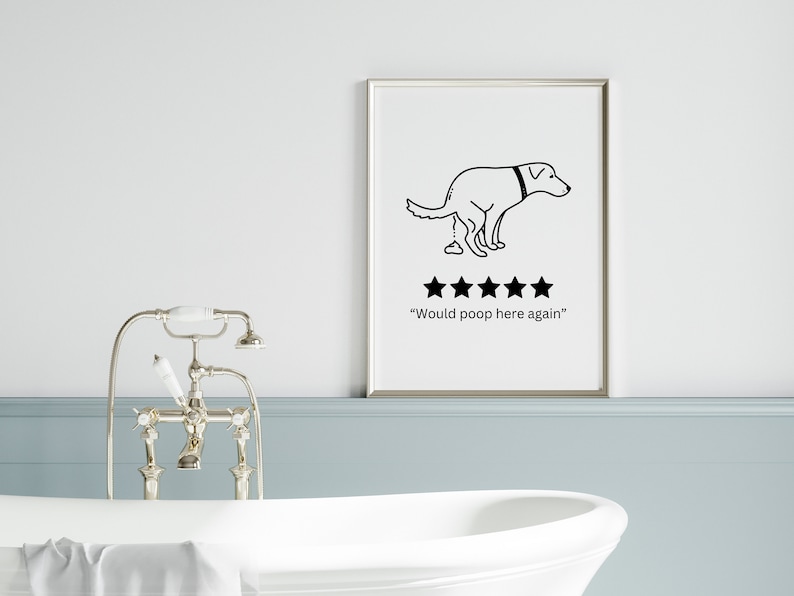 Puede incluir: Un cuadro enmarcado con una ilustraci&oacute;n en blanco y negro de un perro defecando, con cuatro estrellas y el texto "Would poop here again". La obra de arte se exhibe en un ba&ntilde;o con una ba&ntilde;era blanca y accesorios plateados.