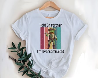Divertida imagen PNG de una rana vaquera: Camiseta con estampado de sobreestimulación (descarga digital)