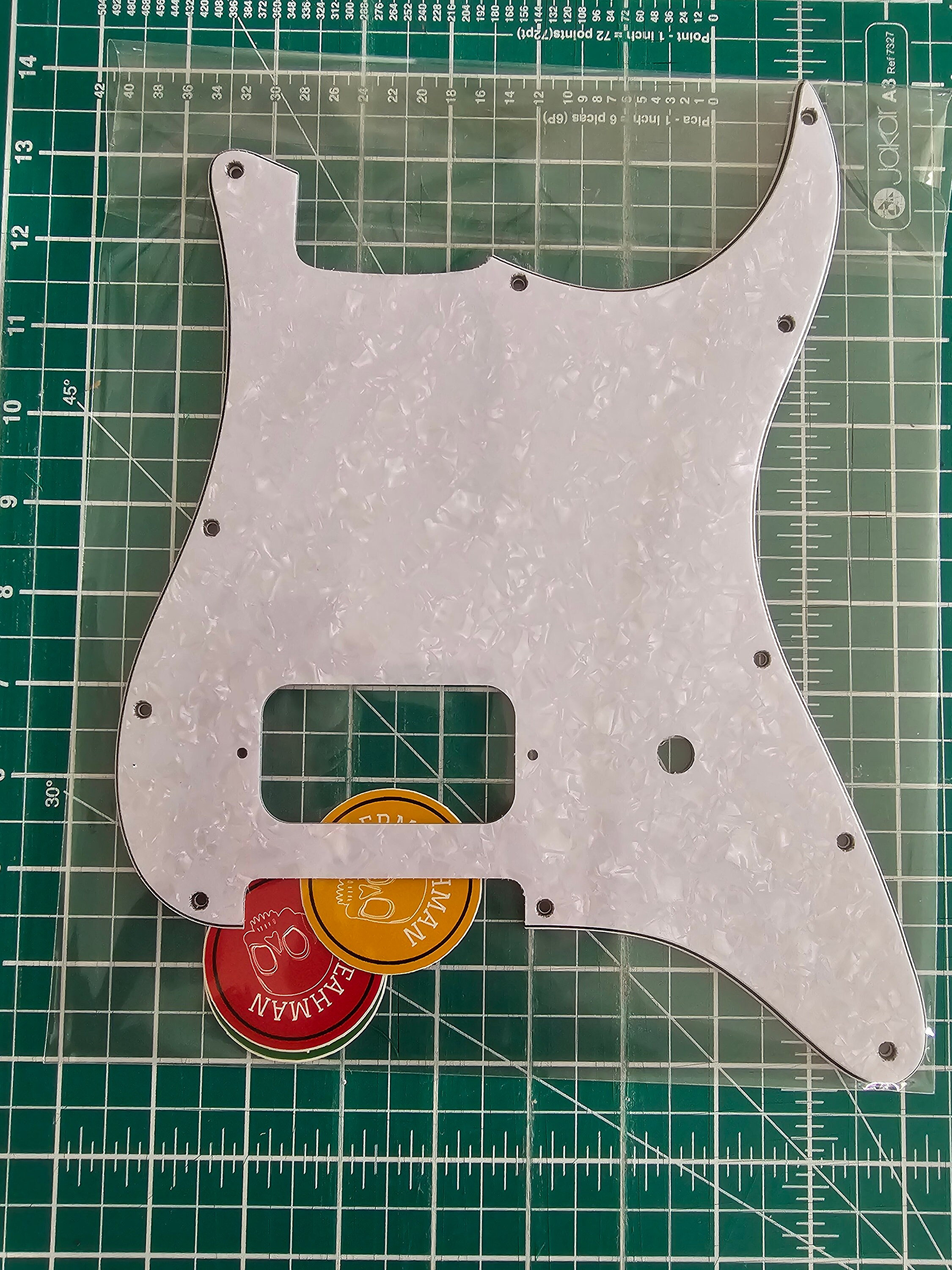 Pickguard Rosa Per Chitarra Stratocaster &ndash; Stile Tom Delonge Con Alloggiamento Humbucker