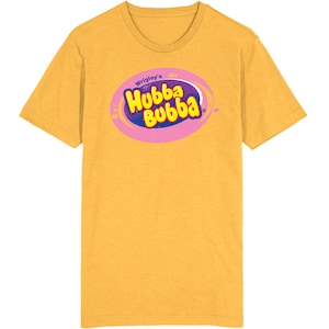 Könnte beinhalten: Ein gelbes T-Shirt mit einem rosa und violetten Logo, auf dem vorne "Wrigley's Hubba Bubba" steht.