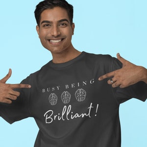 Camiseta ingeniosa para genio, idea única de regalo de graduación, camiseta talentosa y brillante, camiseta ocupada siendo brillante, regalo divertido para el estudiante superdotado