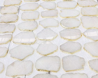 Platos/losas de cristal de cuarzo blanco natural con borde dorado, bandeja para servir rodajas de ágata genuina/tabla de queso/pieza central de mesa, decoración de encimera