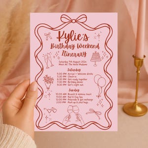 Op de afbeelding: Een roze verjaardagsweekend-routekaart met de tekst "Kylie's Birthday Weekend Itinerary" in een decoratief kader. De kaart bevat activiteiten voor zaterdag en zondag, waaronder brunch, spa en diner.