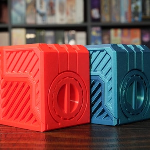 Caja magnética para cartas de ciencia ficción, almacenamiento de cartas futuristas impresas en 3D, caja para cartas Commander, perfecta para cartas coleccionables, capacidad para 100 cartas con funda doble