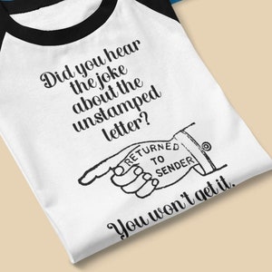 USPS - ¿Escuchaste el chiste sobre la carta sin franqueo? Camiseta de béisbol unisex con mangas para cartero RCA, cartero municipal, empleado, PSE. Humor postal.