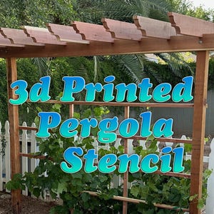 Könnte beinhalten: Eine Holz-Pergola-Schablone mit dem Text "3d Printed Pergola Stencil" in Blau und Grün. Die Pergola besteht aus braunem Holz und hat eine dekorative Oberseite. Der Hintergrund umfasst Grün und einen weißen Zaun.