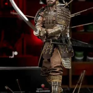 Könnte beinhalten: Eine detaillierte Actionfigur eines Samurai-Kriegers, der traditionelle Rüstung mit einem Schwert und Pfeilen trägt. Die Figur steht auf einem felsigen Sockel.