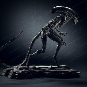 Puede incluir: Una escultura detallada, de color gris oscuro, de un Alien Xenomorfo. La figura está posada en una postura dinámica, con una cola larga y segmentada y una cabeza alargada. La escultura está montada sobre una base rectangular.
