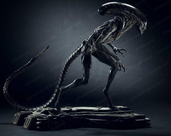 Puede incluir: Una escultura detallada, de color gris oscuro, de un Alien Xenomorfo. La figura está posada en una postura dinámica, con una cola larga y segmentada y una cabeza alargada. La escultura está montada sobre una base rectangular.