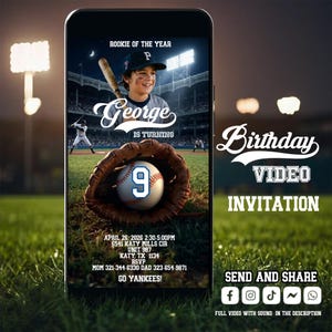 Puede incluir: Invitación de video de cumpleaños con temática de béisbol en un teléfono inteligente. El diseño presenta una pelota de béisbol, un guante y un niño con una gorra de béisbol. El texto incluye "George is Turning", fecha, hora, lugar y "Go Yankees!"
