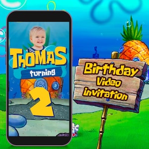 Pu&ograve; includere: Uno smartphone mostra un invito video di compleanno personalizzato con la foto di un bambino e il nome "Thomas". Il design include una casa di ananas dei cartoni animati e il testo "Invito Video di Compleanno."