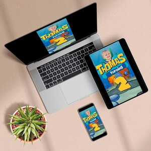 Pu&ograve; includere: Un laptop, un tablet e uno smartphone mostrano un invito di compleanno con la scritta "Thomas turning 2". Il design presenta un tema a cartoni animati con la foto di un bambino ed elementi sottomarini. &Egrave; visibile anche una pianta in vaso.