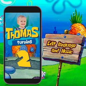 Pu&ograve; includere: Uno smartphone mostra una grafica di compleanno con la foto di un bambino, il nome "Thomas" e il numero "2". Lo sfondo include una casa di ananas dei cartoni animati e un cartello di legno con la scritta "Edit language and Music".