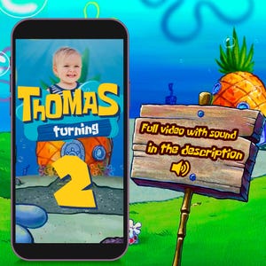Pu&ograve; includere: Uno smartphone mostra una grafica di compleanno con la foto di un bambino, il nome "THOMAS" e il numero "2". Lo sfondo &egrave; una scena di cartoni animati con una casa di ananas e il testo "Full video with sound in the description".