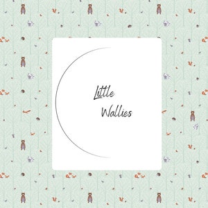 Puede incluir: Un fondo verde claro con un patrón repetitivo de osos marrones, ardillas, zorros y bellotas. Un círculo blanco con el texto "Little Wallies" está en el centro de la imagen.