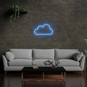 Könnte beinhalten: Ein hellgraues Sofa mit einem blauen Neon-Wolkenzeichen an der Wand dahinter. Eine kleine Topfpflanze steht auf einem Holz-Couchtisch vor dem Sofa.