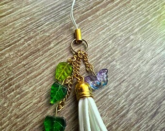 Abalorio de mariposa para teléfono / Abalorio natural delicado para teléfono, vaporizador, bolso o llave / Accesorio de hada / Borla blanca, hojas verdes, mariposa morada