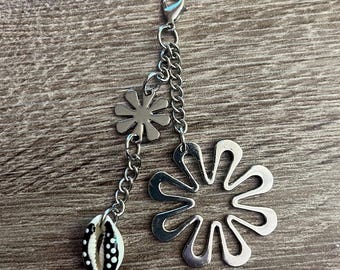 Dije para bolso con conchas y flores náuticas / Clip playero con cremallera / Accesorio costero retro