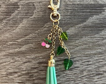 Dije para bolso con borla de cereza, hojas y verde / Accesorio para bolso o llavero con un delicado diseño de hada y corazón de inspiración natural
