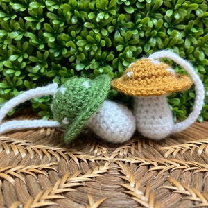 Ciondoli per auto a forma di fungo all'uncinetto - Verde e giallo / Articolo all'uncinetto fatto a mano / Amigurumi / Amigurumi Mushroom