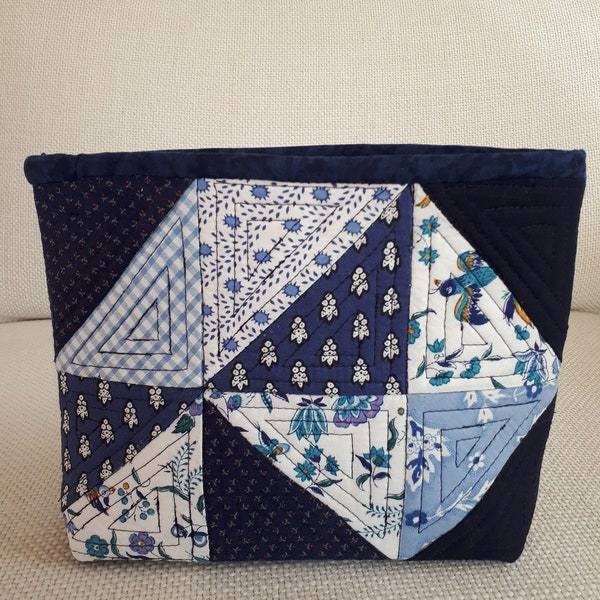 Trousse de toilette en patchwork fait main , tissus imprimés bleus et blancs provençaux