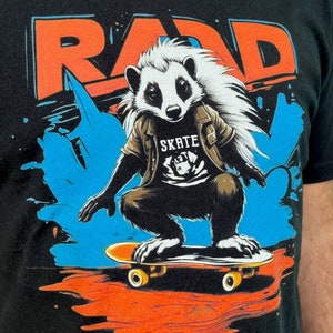 Rad Skate Skunk T-shirt | Herrtröja med grafisk skateboardmotiv | Söta skridskokläder | Grym skaterpunk-topp | Gnarly Bro Thrasher Threads