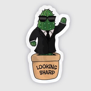 Peut inclure: Une tasse en céramique blanche avec une anse noire et le texte "But First, Coffee" en gras noir. La tasse est posée sur une surface en bois. La tasse mesure environ 10 cm de haut.