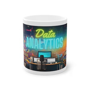 Op de afbeelding: Witte keramische mok met een kleurrijk ontwerp met een computerwerkplek en de tekst "Data Analytics" in neon groen en blauw.