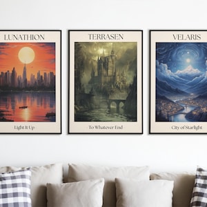 K&ouml;nnte beinhalten: Drei gerahmte Kunstdrucke mit schwarzen R&auml;ndern. Die Drucke zeigen Fantasy-Stadtlandschaften mit den Texten: "Lunathion - Light it Up", "Terrasen - To Whatever End" und "Velaris - City of Starlight". Die Kunstwerke weisen lebendige Farben auf.