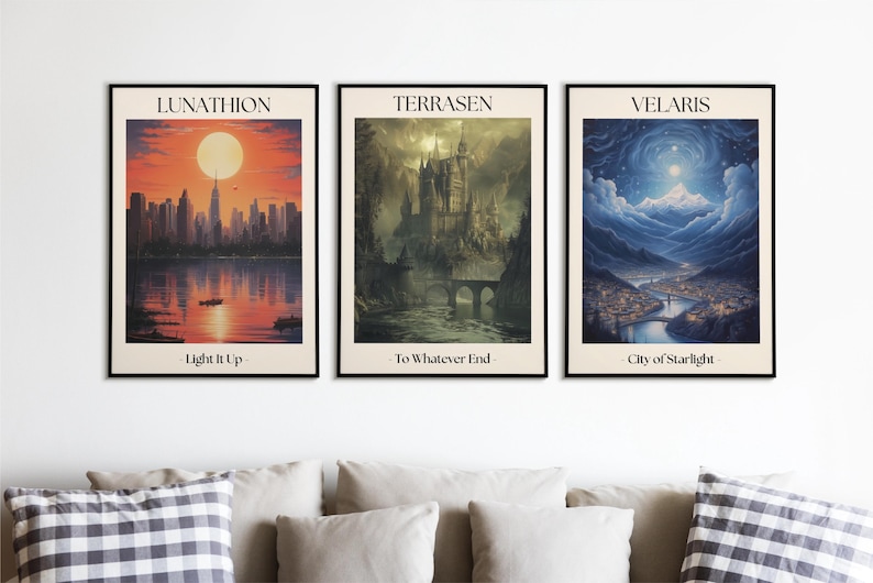 K&ouml;nnte beinhalten: Drei gerahmte Kunstdrucke mit schwarzen R&auml;ndern. Die Drucke zeigen Fantasy-Stadtlandschaften mit den Texten: "Lunathion - Light it Up", "Terrasen - To Whatever End" und "Velaris - City of Starlight". Die Kunstwerke weisen lebendige Farben auf.