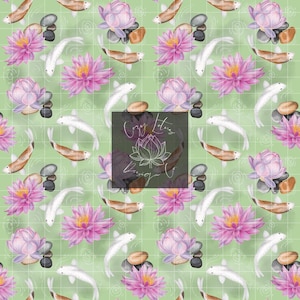 Puede incluir: Un patrón repetitivo con flores de loto rosas, peces koi blancos y piedras lisas sobre un fondo de cuadrícula verde claro. El diseño incluye un logotipo con el texto "Copy Lotus Designs Co."