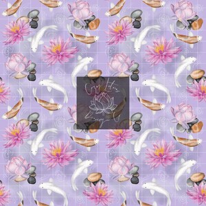 Puede incluir: Un patrón repetitivo con flores de loto rosas, peces koi blancos, piedras grises lisas y peces marrones sobre un fondo de cuadrícula morada clara. El diseño incluye un logotipo con una flor de loto y el texto "Copy Lotus Design Co."