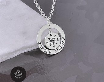 Collar con brújula y coordenadas personalizadas en plata de ley.