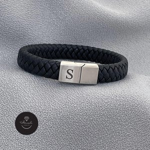 Pulsera de cuero con iniciales para hombre: brazalete trenzado negro con mensaje secreto grabado personalizado: regalo de joyería personalizado para el Día del Padre