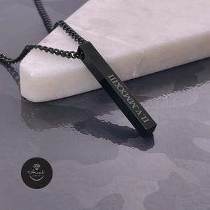 Colar de barra 3D preto para homens - pingente de aço inoxidável com gravação nos 4 lados
