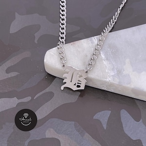 Collar con inicial en inglés antiguo en plata de ley - Colgante de letra personalizado con fuente gótica con cadena de eslabones cubanos - Regalo de joyería personalizado para él