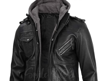 Può includere: Una giacca di pelle nera con chiusura a zip e fodera con cappuccio rimovibile. La giacca ha più tasche e un colletto, polsini e orlo a coste.