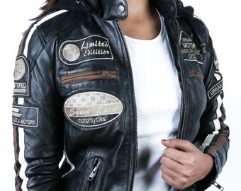 Wysokiej jakości czarna damska kurtka Cafe Racer z czystej skóry jagnięcej z odpinanym kapturem i emblematami wyścigowymi. - Kurtka ręcznie robiona