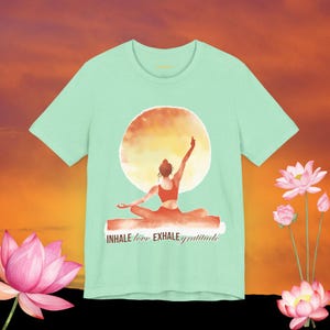 Atme und sei Grafik-T-Shirt | Lotus T-Shirt | Zen-T-Shirt | Yoga-Liebhaber | Yoga-Kleidung | Currykatur