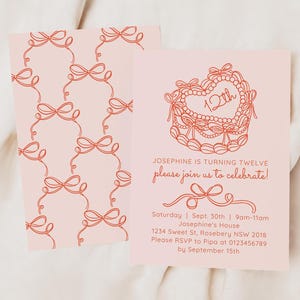 Puede incluir: Invitación rosa con un contorno rojo de un pastel en forma de corazón con el número 12 en la parte superior. El texto dice "Josephine cumple doce años, ¡únase a nosotros para celebrarlo!" con detalles para la fiesta a continuación.