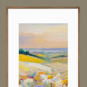 Op de afbeelding: Een schilderij van een bloemenveld met een blauwe lucht en glooiende heuvels op de achtergrond. De tekst "WE ARE GOD'S MASTERPIECE" is in wit op de heuvels geschreven.