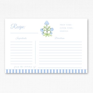 Puede incluir: Una tarjeta de recetas blanca con una ilustración floral azul en la parte superior central. La tarjeta incluye texto impreso para Recipe, Ingredients, Directions, Prep Time, Cook Time, Serves, from the kitchen of, con un borde de rayas azules y blancas.