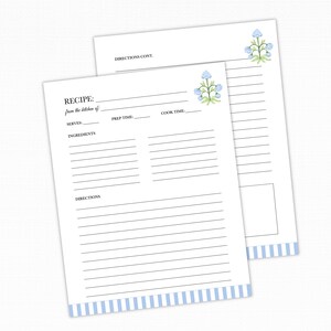 Puede incluir: Dos tarjetas de recetas blancas con una ilustración floral azul en la parte superior derecha y un borde a rayas azul claro y blanco en la parte inferior. Las tarjetas incluyen texto impreso para receta, de la cocina de, porciones, tiempo de preparación, tiempo de cocción, ingredientes e instrucciones.