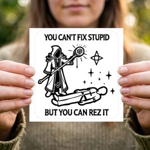 Może przedstawiać: Biała kwadratowa grafika z czarnymi ilustracjami i tekstem. Obraz przedstawia postać w szacie z laską nad leżącą postacią. Tekst brzmi "YOU CAN'T FIX STUPID BUT YOU CAN REZ IT."