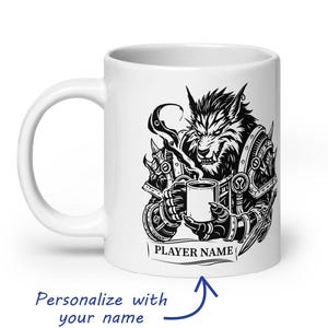 K&ouml;nnte beinhalten: Wei&szlig;e Keramiktasse mit einer schwarz-wei&szlig;en Illustration eines Werwolf-Kriegers, der eine Kaffeetasse h&auml;lt. Das Design umfasst detaillierte R&uuml;stung und den Text "PLAYER NAME" auf einem Banner. Die Tasse ist personalisierbar.